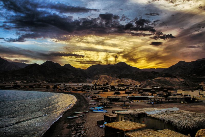 Les Bédouins du désert Oriental, au-delà du campement touristique