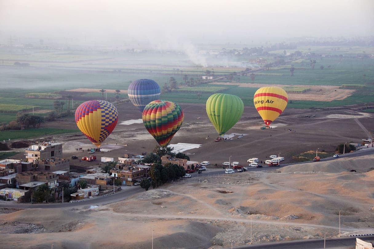 Nuit à Louxor avec montgolfière au lever du soleil — photo 2