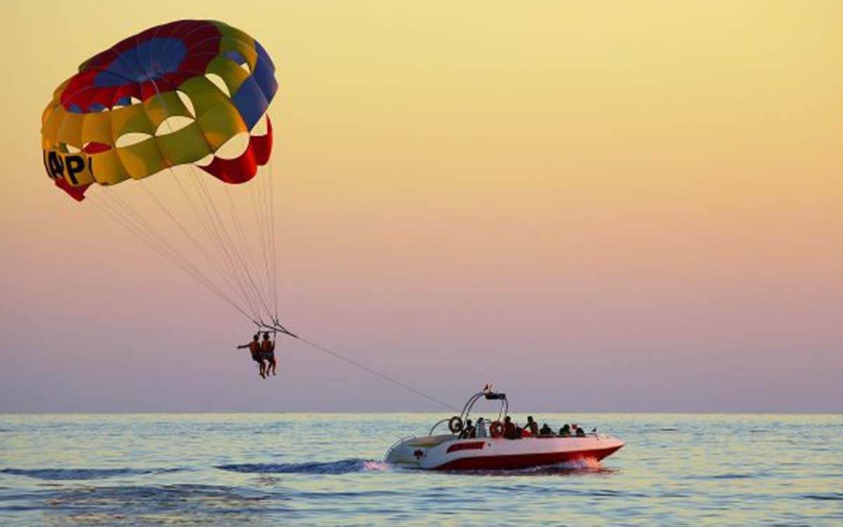 Parachute ascensionnel au-dessus de la mer Rouge — photo 2
