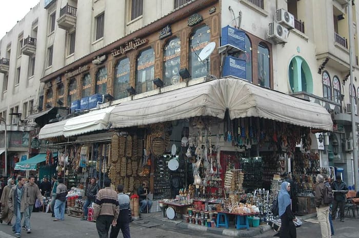 Le Caire — Le bazar Khan el-Khalili avec des locaux